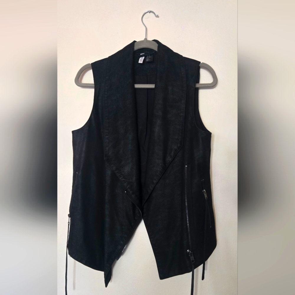 H&M Black Sleeveless Vest Modern Minimalist Design